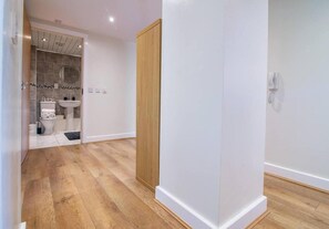 Apartment | Badezimmer | Duschwanne, Komfortbadewanne, kostenlose Toilettenartikel, Handtücher