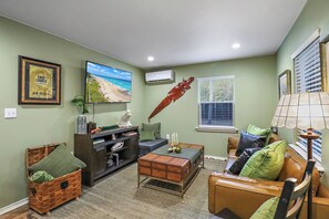 Smart TV - Gator Getaway - Charming 2-bedroom cottage with WiFi, AC in delightful Anahuac. (Anahuac)