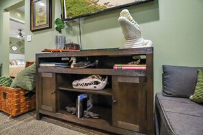 Interior - Gator Getaway - Charming 2-bedroom cottage with WiFi, AC in delightful Anahuac. (Anahuac)