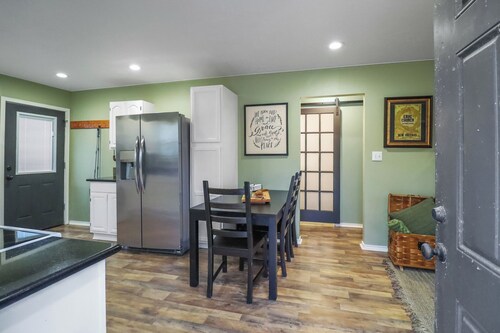 Gator Getaway - Charming 2-bedroom cottage with WiFi, AC in delightful Anahuac.