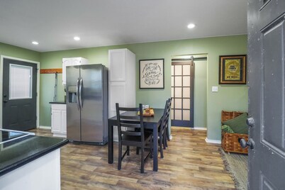 Gator Getaway - Charming 2-bedroom cottage with WiFi, AC in delightful Anahuac.