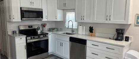 Een koelkast, een microgolfoven, een oven, een kookplaat