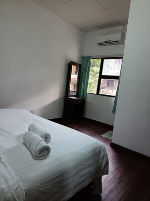 2 bedrooms, iron/ironing board, WiFi, bed sheets - Charming 2-bedroom house with Pool, WiFi, Kitchen, AC in Langkawi Island (Kedah)