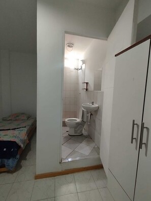 Banyera d'hidromassatge, assecador de cabells, tovalloles i sabó 