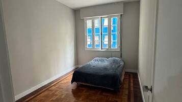 3 habitaciones, tabla de planchar con plancha, wifi y ropa de cama