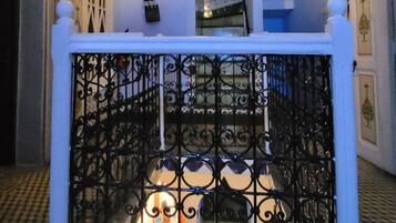 Vista frontal de la propiedad