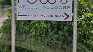 A sign for 'Few' with a direction to 'Zu den Häusern 2B,C,D'. - Small country house 2B in the Westerwald. Family-friendly, pet-friendly and close to nature (Welschneudorf)