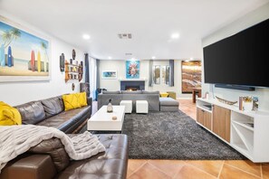 Smart TV, chimenea, libros y estéreo 