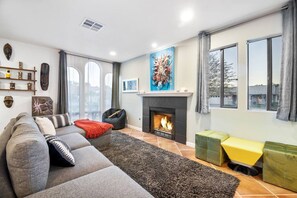 Smart-TV, Kamin, Bücher, Stereoanlage