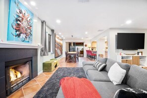 Smart TV, chimenea, libros y estéreo 