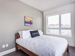 3 chambres, bureau, fer et planche à repasser, lit de bébé portatif