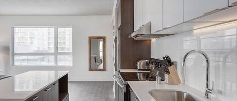 Refrigerador, microondas, horno, placa de cocina