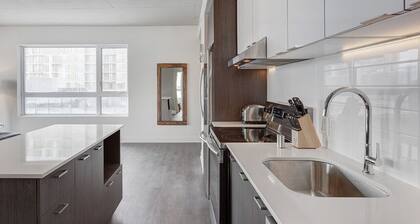 Upscale 3BR Apt: BBQ Area & Lovely Skyline Views