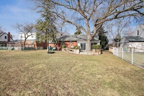 Exterior - Stylish 3BR Home, Close to Restaurants/Shops (Mississauga)