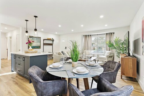 Stylish 3BR Home, Close to Restaurants/Shops