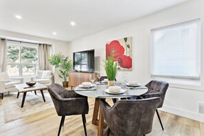 Dining - Stylish 3BR Home, Close to Restaurants/Shops (Mississauga)