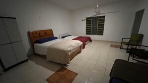 A bedroom with a bed, a wardrobe, a desk, and a chair. - Casita in the center of Merida. Only 5 minutes away from La Plancha Park. (Mérida)
