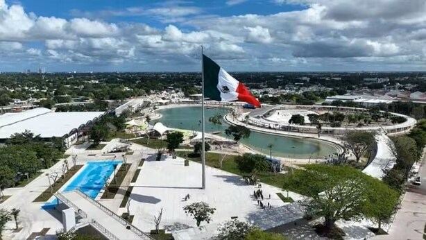 An aerial view of a park with a flag, a swimming pool, and a circular water feature. - Casita in the center of Merida. Only 5 minutes away from La Plancha Park. (Mérida)