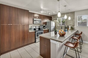 Refrigerador, microondas, horno, placa de cocina