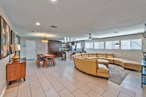 Smart-TV, DVD-Player, Stereoanlage, Arbeitsbereiche