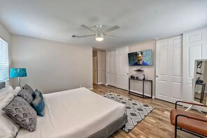 3 habitaciones, escritorio y tabla de planchar con plancha