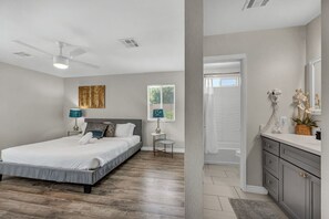 3 Schlafzimmer, Schreibtisch, Bügeleisen/Bügelbrett, Reisekinderbett