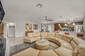 Smart-TV, DVD-Player, Stereoanlage, Arbeitsbereiche