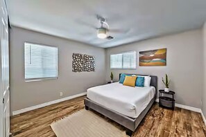 3 bedrooms, desk, iron/ironing board, travel crib - Modern Gem near Down Town (Las Vegas)