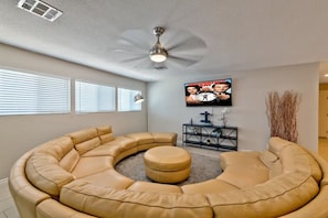 Smart TV, DVD player, stereo, offices - Modern Gem near Down Town (Las Vegas)