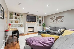 Una Smart TV, una chimenea
