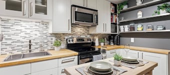 Cozy & Stylish 2BR w/ Hot Tub & Fireplaces