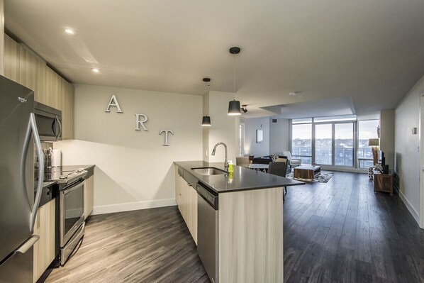 Kjøleskap, mikrobølgeovn, ovn og kokeplater