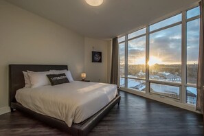 1 soverom, skrivebord, strykejern/-brett og reiseseng for barn