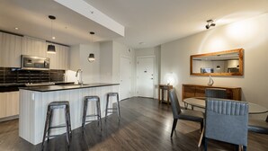 Coffee/tea maker, fridge, microwave, oven - Modern 3BD/2BA Suite w/ Skyline Views, Balcony, Gym & Media Room (Halifax)