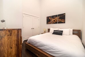 1 chambre, bureau, fer et planche à repasser, lit parapluie