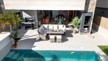 Villa | Restaurante al aire libre