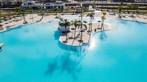 4 Bed Villa - Sleeps 8 - Pool - Garden - Parking