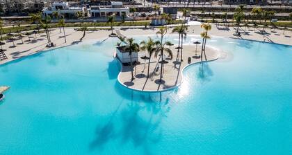 4 Bed Villa - Sleeps 8 - Pool - Garden - Parking