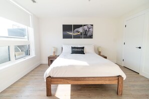 2 habitaciones, escritorio y tabla de planchar con plancha