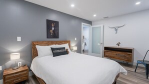 1 chambre, bureau, fer et planche à repasser, lit parapluie