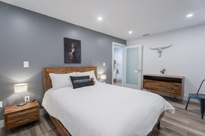 1 bedroom, desk, iron/ironing board, travel crib - Enchanting 1BR w/Den with GYM, Near Public Gardens (Halifax)