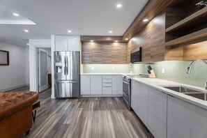 Fridge, microwave, oven, stovetop - Enchanting 1BR w/Den with GYM, Near Public Gardens (Halifax)
