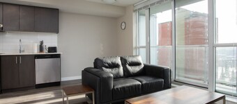 Chic 1BR Apt with Rooftop Patio near Jasper Avenue