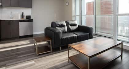 Chic 1BR Apt with Rooftop Patio near Jasper Avenue