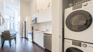 Private kitchen - Modern Downtown 2BD Suite w/ Rooftop Terrace, Gym & Waterfront Views (Halifax)