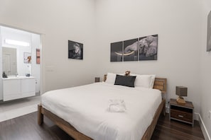 2 makuuhuonetta, työpöytä, silitysrauta/-lauta, vauvan matkasänky