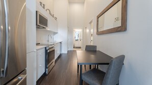 Private kitchen - Modern Downtown 2BD Suite w/ Rooftop Terrace, Gym & Waterfront Views (Halifax)