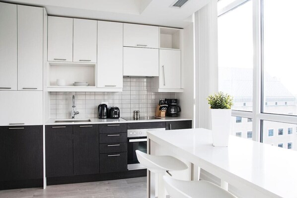 Kühlschrank, Mikrowelle, Ofen, Herdplatte