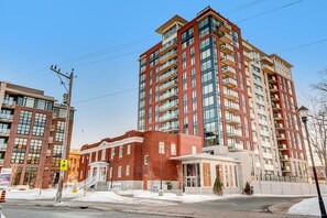 Exterior - Stylish Studio Escape near Suya Palace with Terrace (Ottawa)