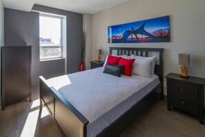 2 間睡房、書桌、熨斗/熨衫板、可攜式嬰兒床